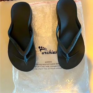 NEW size 8 Black Archie Arch support Flipflops